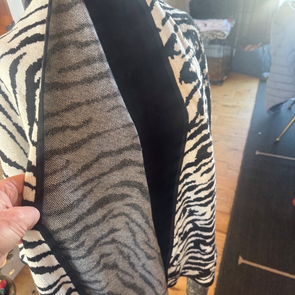 WHITE HOUSE BLACK MARKET BLACK AND WHITE ANIMAL PRINT MIX ONE SIZE FITS ALL WRAP - Picture 4 of 16